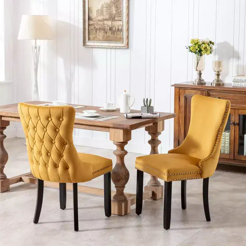 Chaises de salle à manger tapissées en velours avec bordure cloutée et pieds en bois