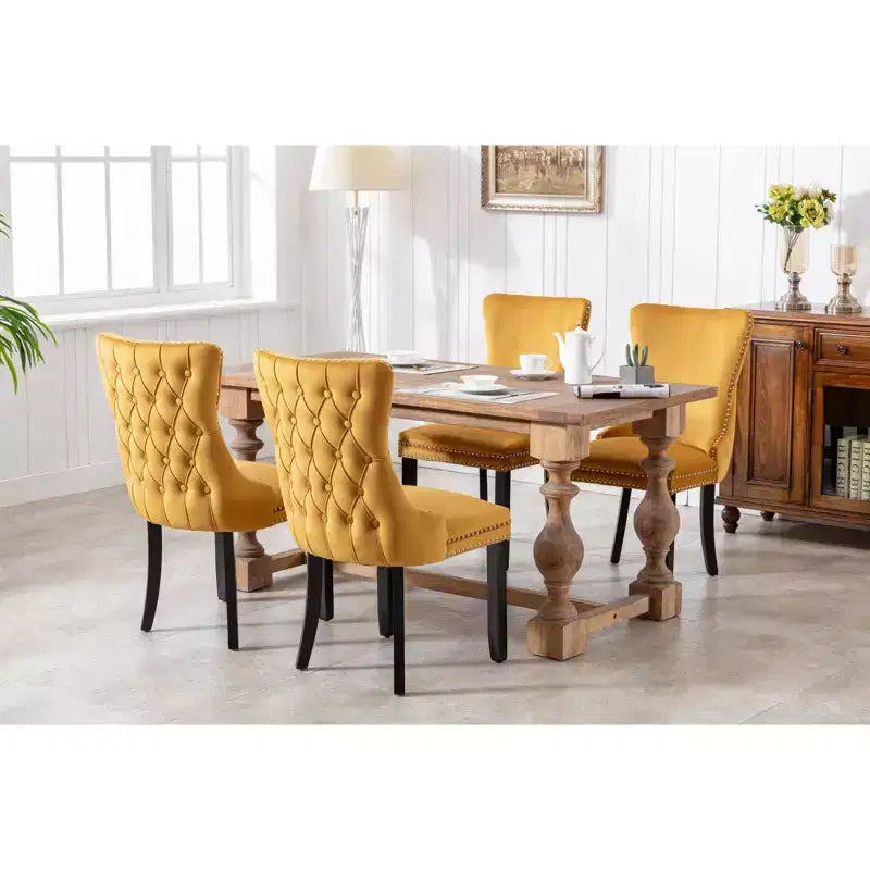 Chaises de salle à manger tapissées en velours avec bordure cloutée et pieds en bois
