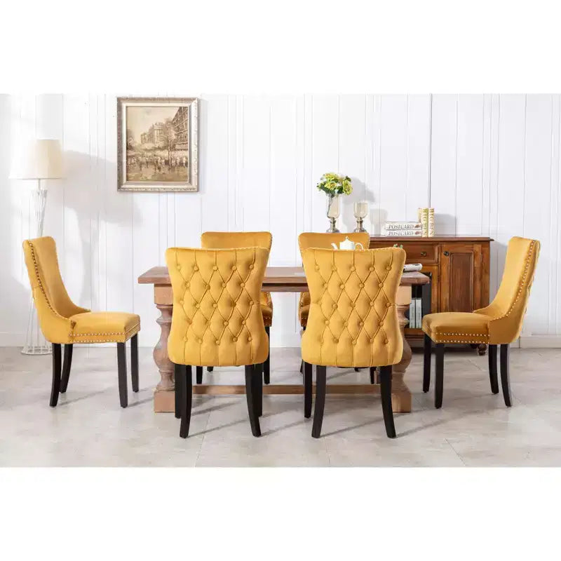 Chaises de salle à manger tapissées en velours avec bordure cloutée et pieds en bois