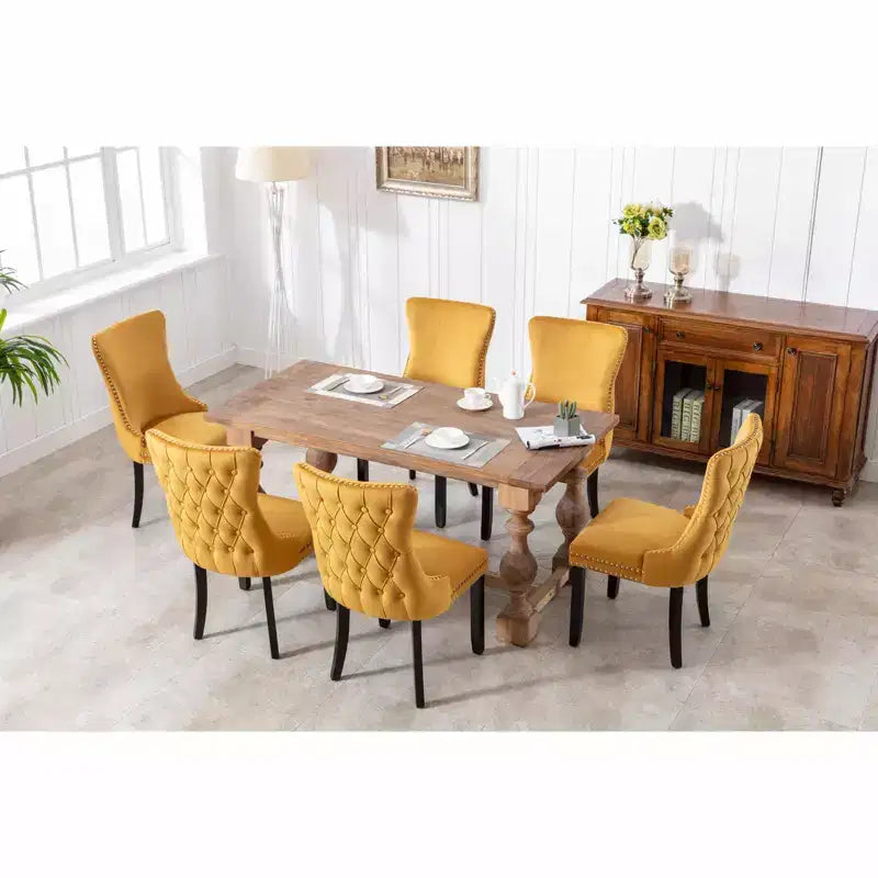 Chaises de salle à manger tapissées en velours avec bordure cloutée et pieds en bois
