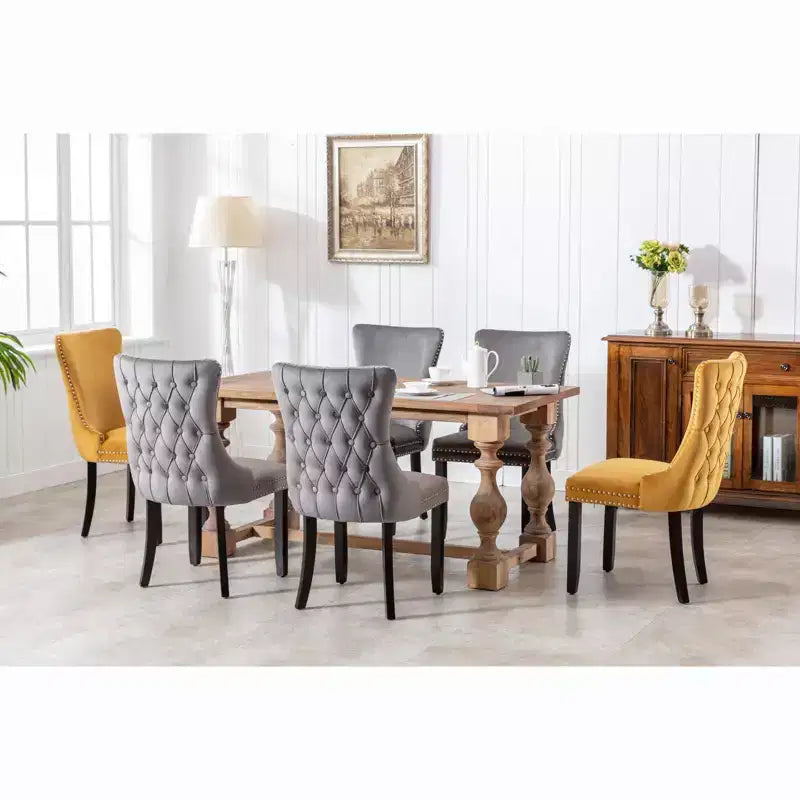 Chaises de salle à manger tapissées en velours avec bordure cloutée et pieds en bois